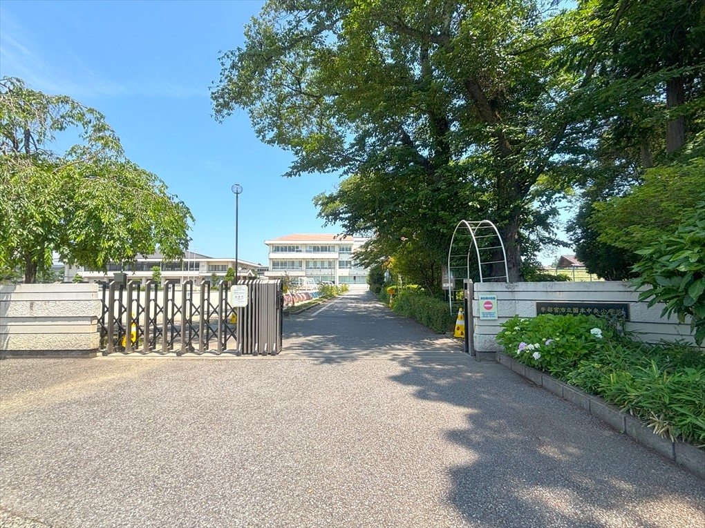 国本中央小学校(1600m)-「人間尊重の教育を基盤とし、豊かな人間性をもち、意欲をもって主体的に生きていくことができる心身ともに健康でたくましい児童を育成する」を教育目標とする小学校です。