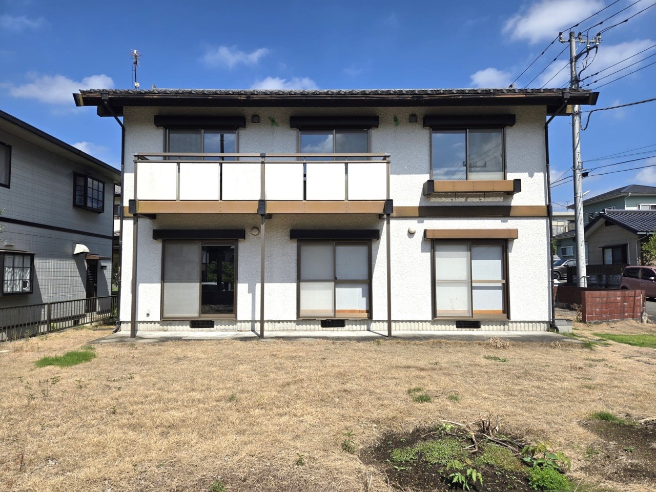 ホワイト×ブラウンのお洒落な外観♪※現況販売となります。2025.9月撮影