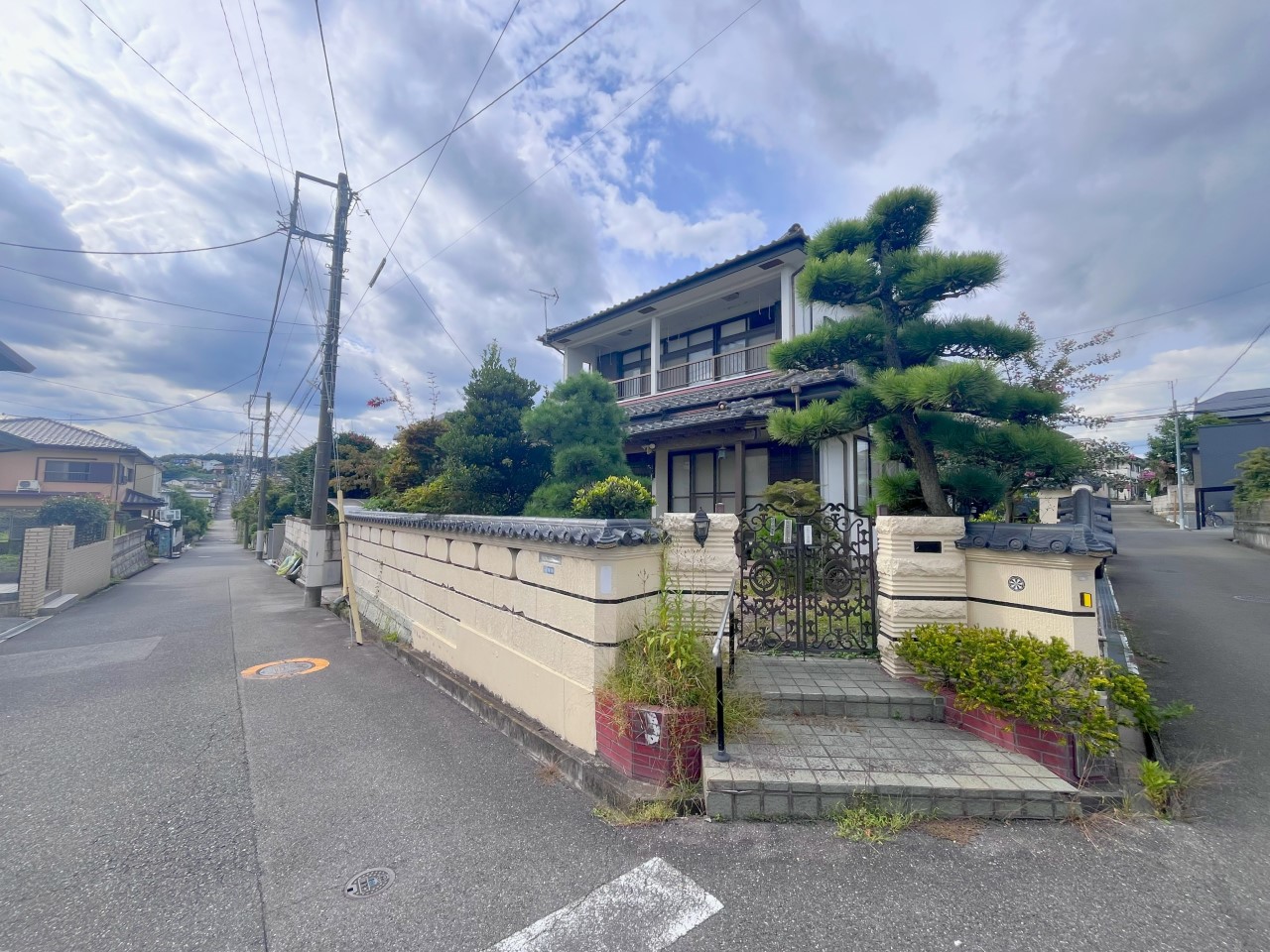 東南角地で日当たり良好です！！※リフォーム前の写真です。（２０２５．９月撮影）