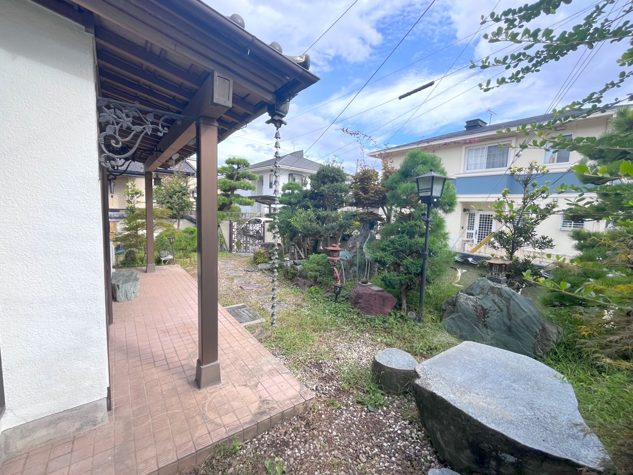 庭木・庭石・塀などは撤去予定です！！※リフォーム前の写真です。（２０２５．９月撮影）