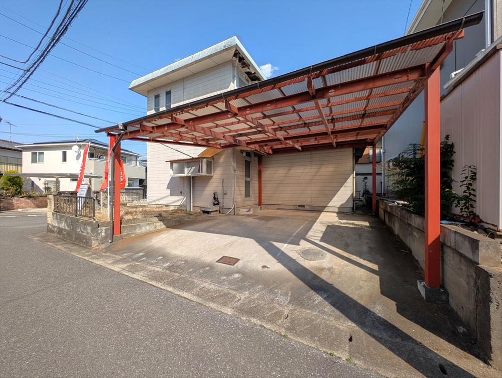【外観】並列駐車2台可能です♪屋根が付いているので雨の日でも濡れにくく、荷物を運ぶ際も楽ちんです♪（2025年3月撮影）