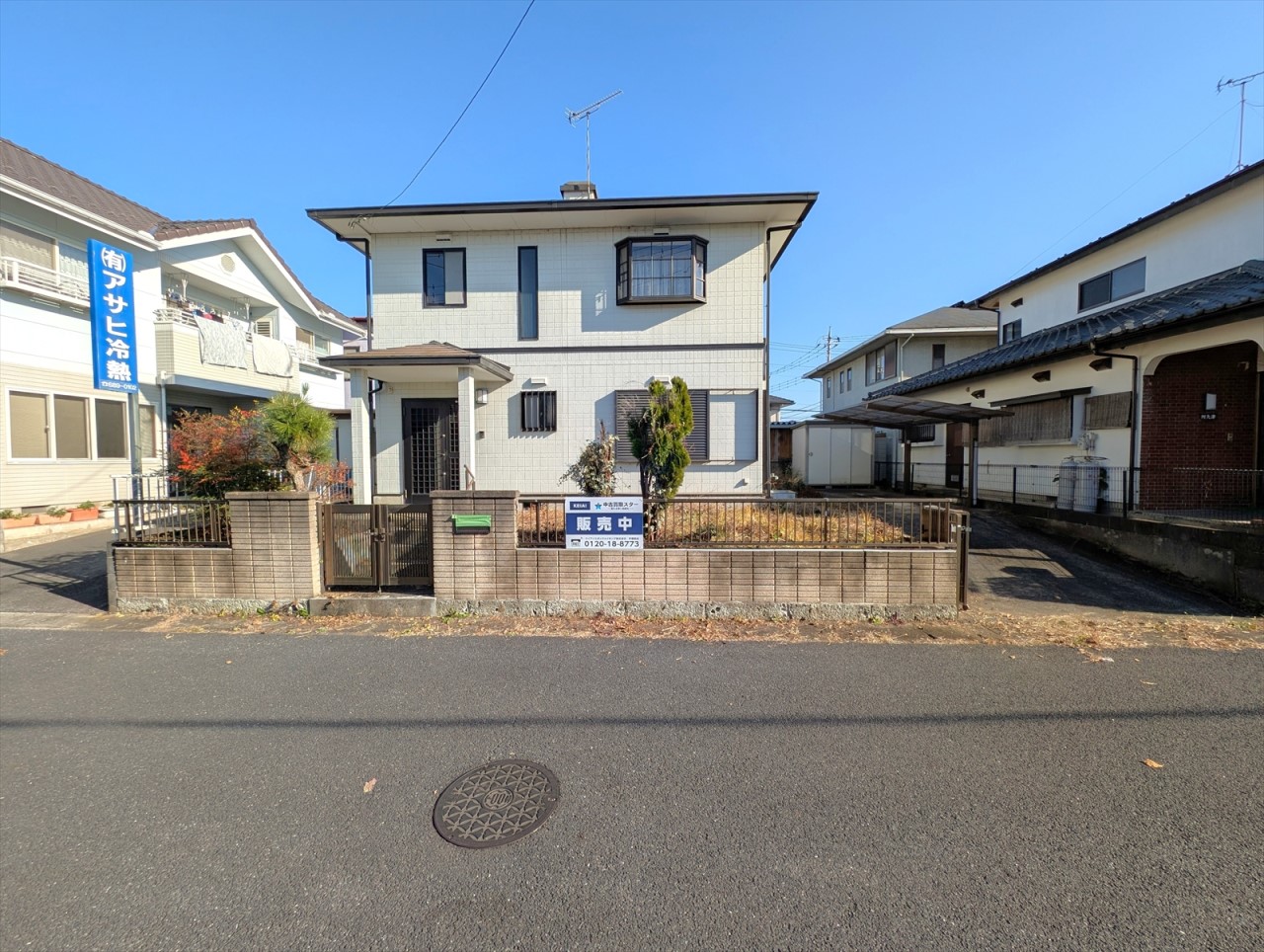 【外観】前道も広く陽当り良好です♪（2025年12月撮影）