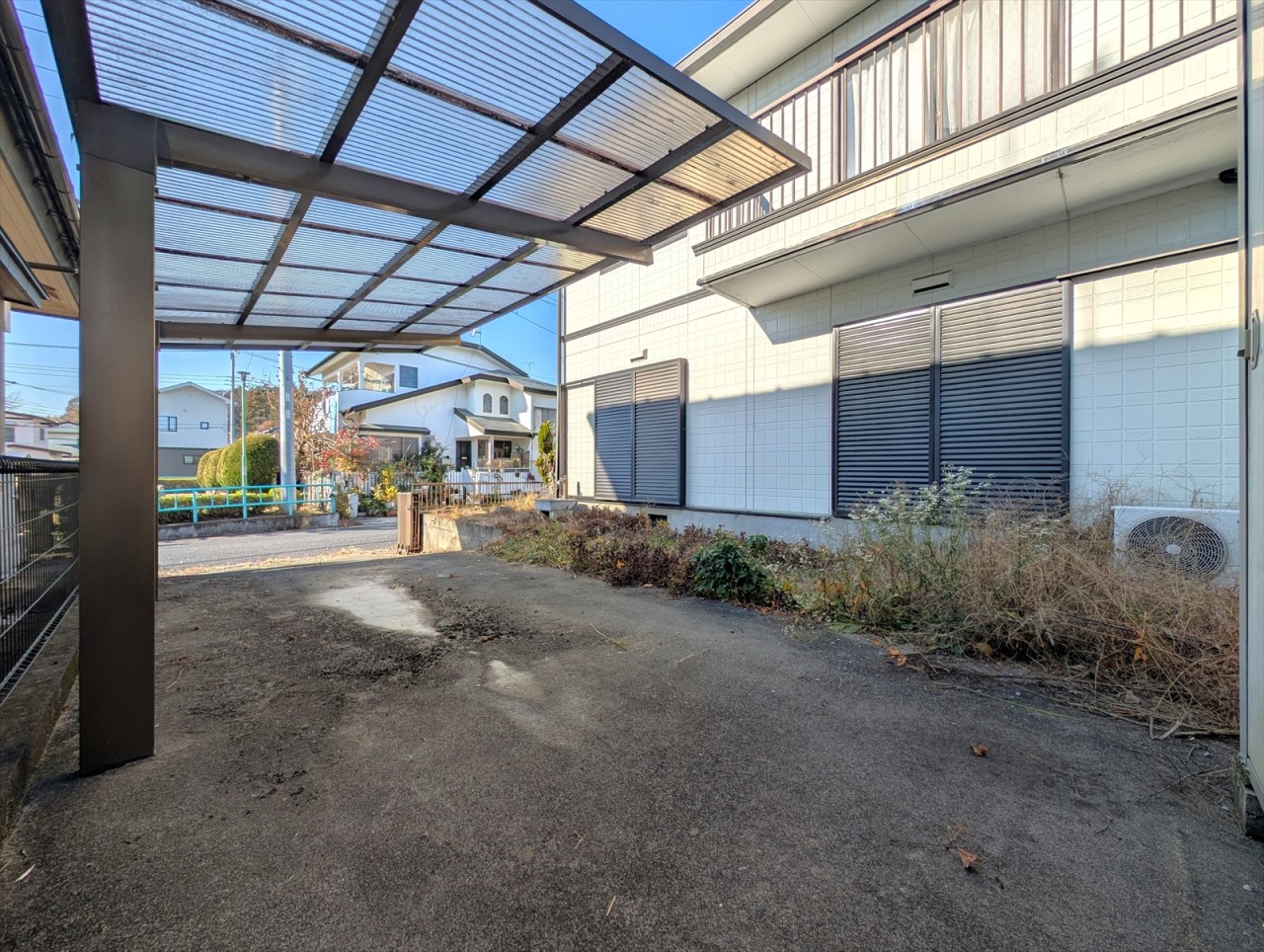 【外観】カーポート付きの駐車スペースです♪カーポートは駐車だけでなく自転車置き場や、大物の洗濯物を干す時にも活躍します♪（2025年12月撮影）