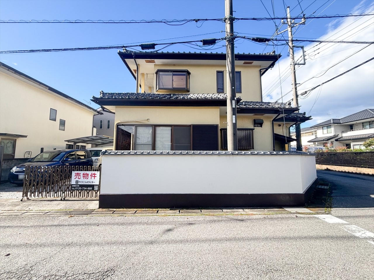 【外観】駐車が苦手な人も安心の前道広々6ｍです♪※リフォーム前写真（2025年11月撮影）