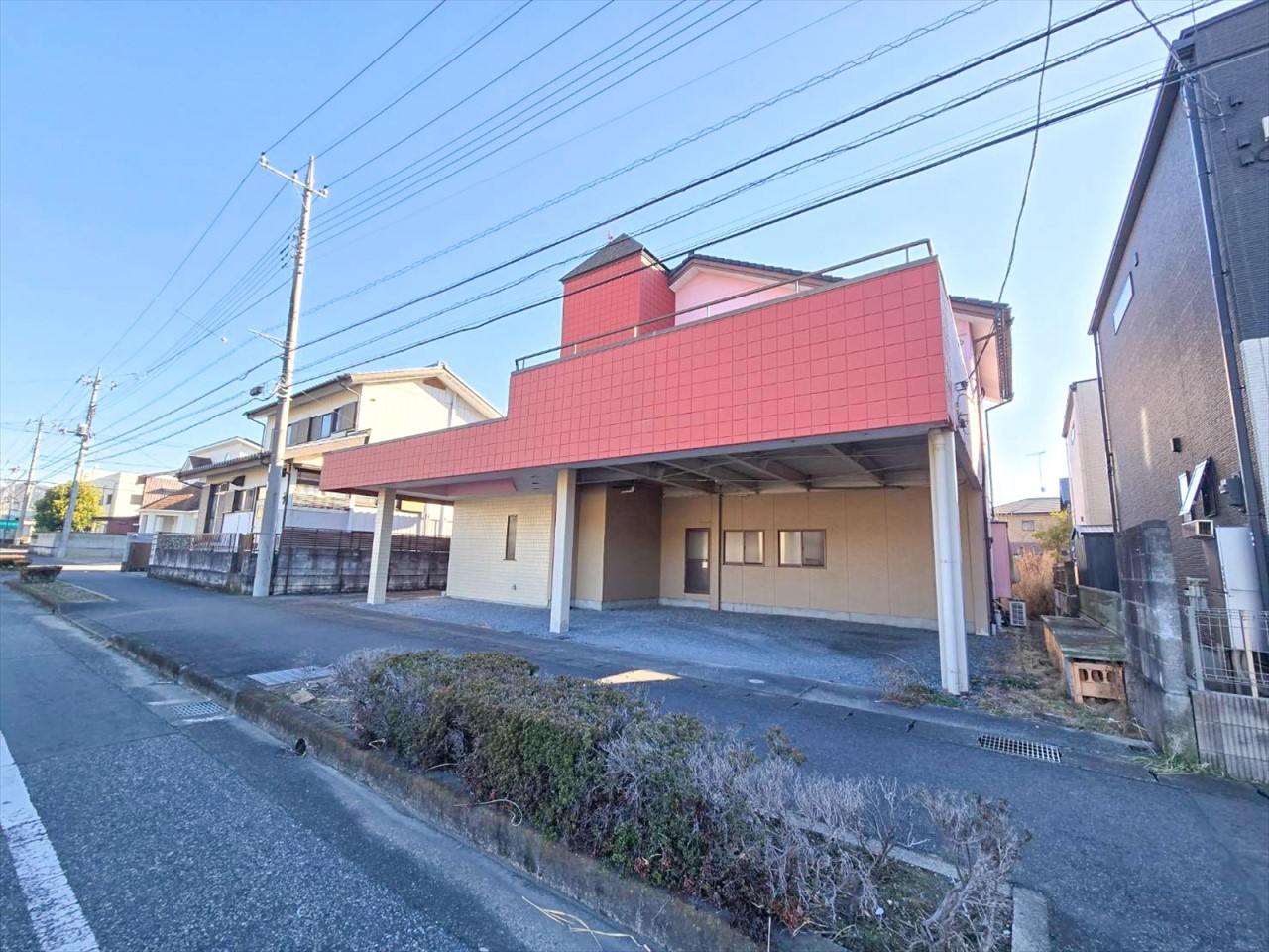 【外観】駐車スペースが車庫になっているので大事なお車を雨や雹から守れます♪（2026年1月撮影）