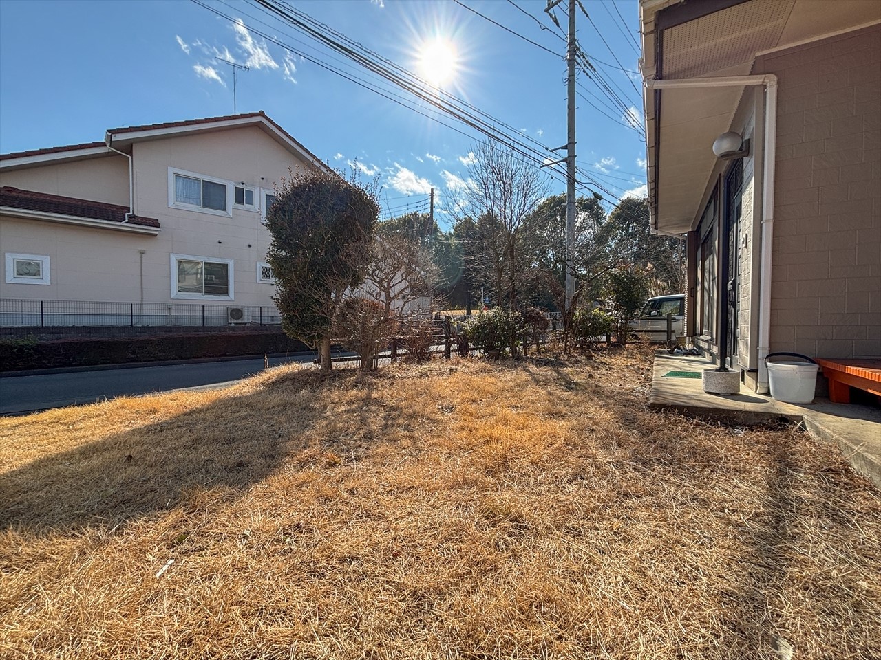 【外観】駐車スペース3台・南向きの広々庭付き（2026年2月撮影）