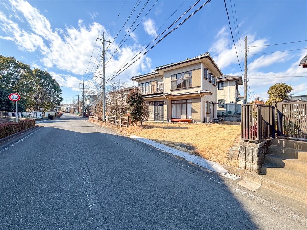 【外観】６ｍある前面道路で車のすれ違いや駐車がしやすい♪（2026年2月撮影）