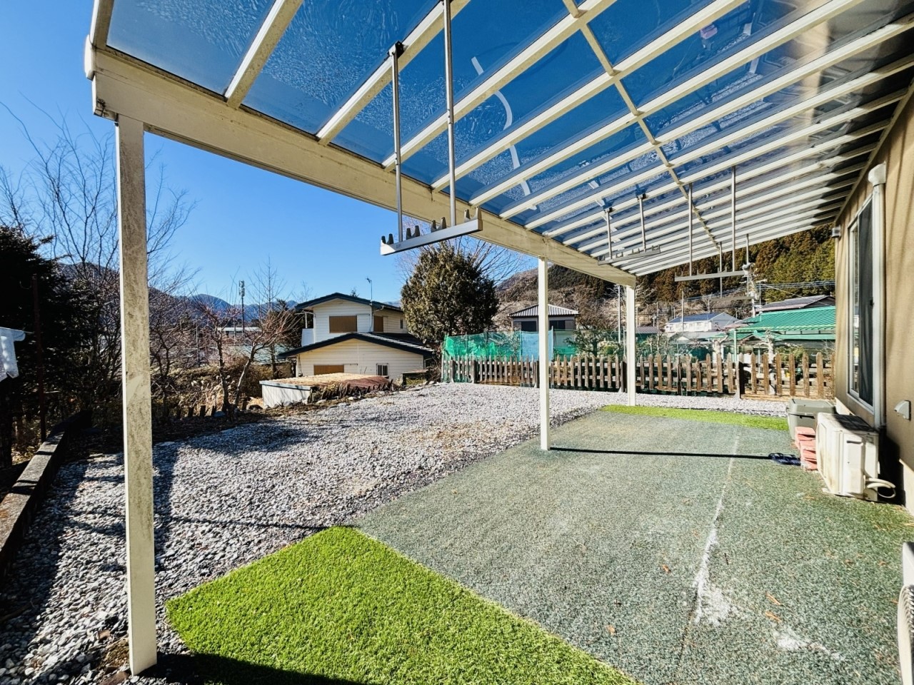 【外観】広々と開放感のあるお庭はドックランや駐車スペースに大活躍♪（2026年1月撮影）