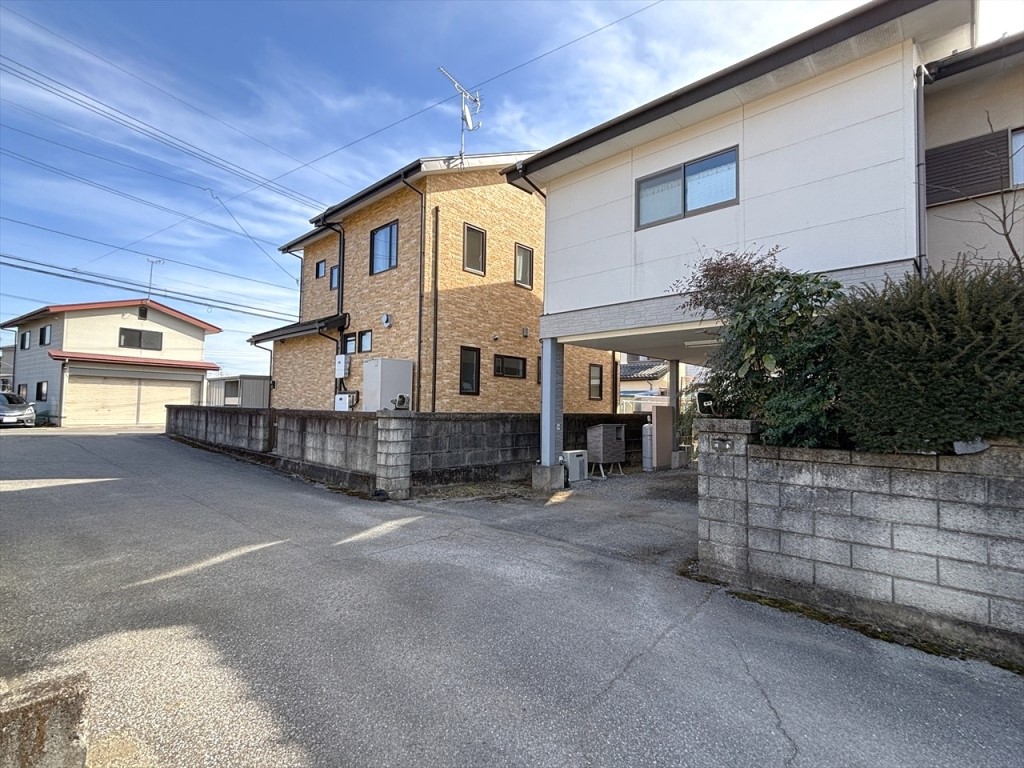 【外観】キッチン、浴室2ヶ所の10DDKKの間取で2世帯住宅可能なおうちです♪※2026年2月撮影