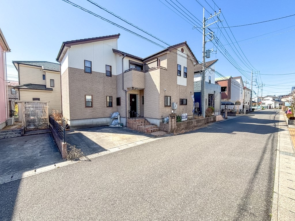 【外観】前面道路は約6ｍあり、あせらず駐車ができます♪（2026年3月撮影）