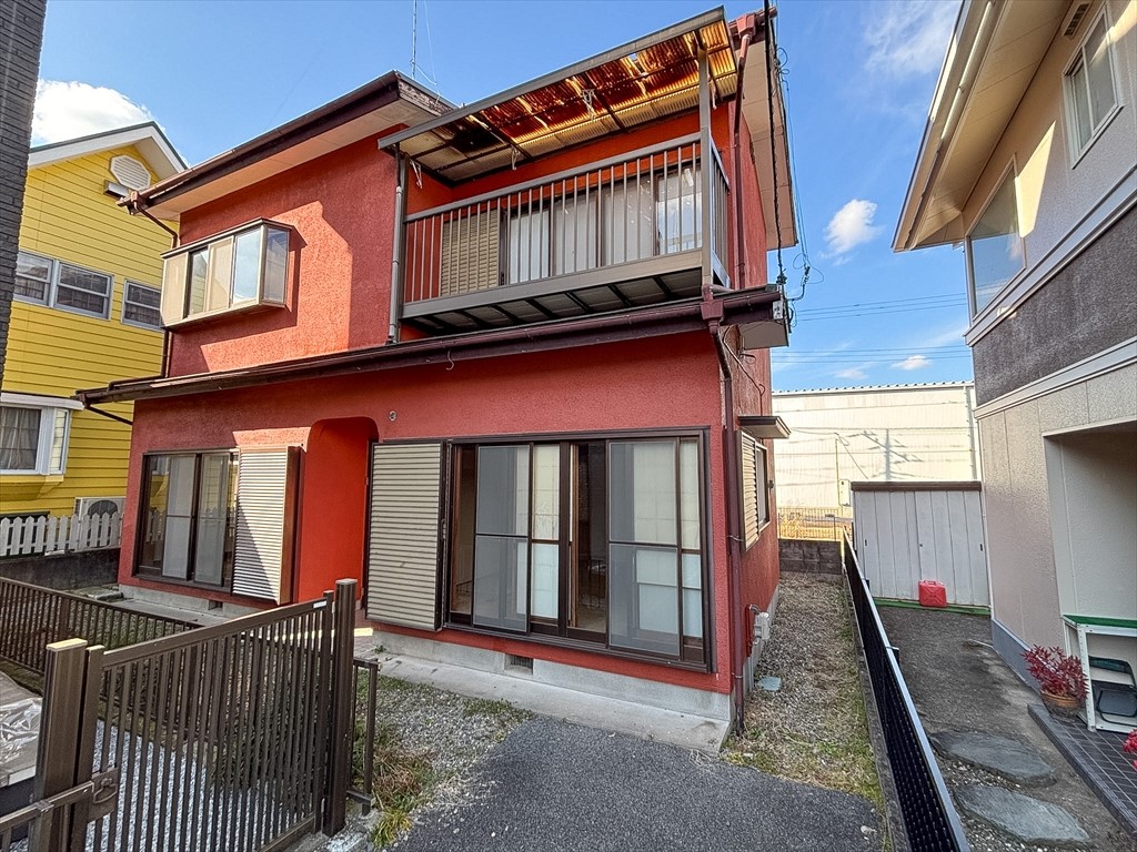 【外観】駐車スペースは3台分あります！（2026年2月撮影）※リフォーム前写真