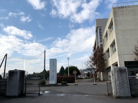 高根沢町立阿久津中学校(3700m)-