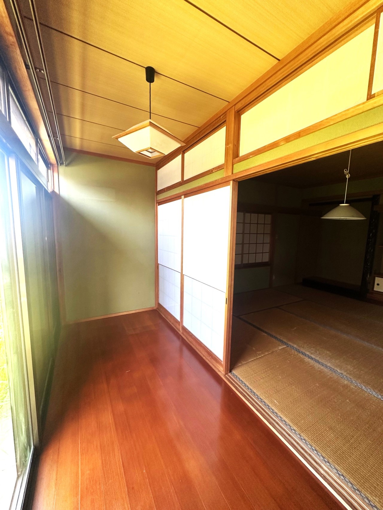 １F和室にある縁側。日向ぼっこを楽しめます♪※リフォーム前の写真です。（2025.8月撮影）