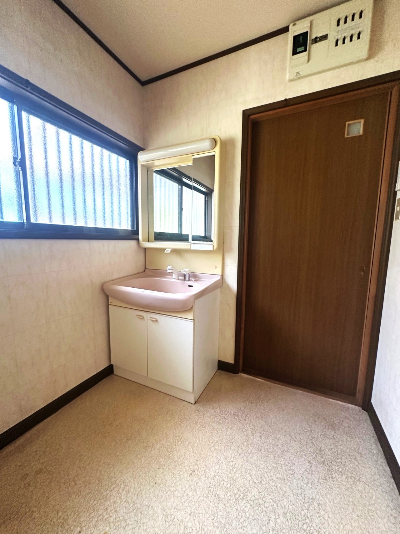 洗面化粧台は取り替え予定です♪※リフォーム前の写真です。（2025.8月撮影）