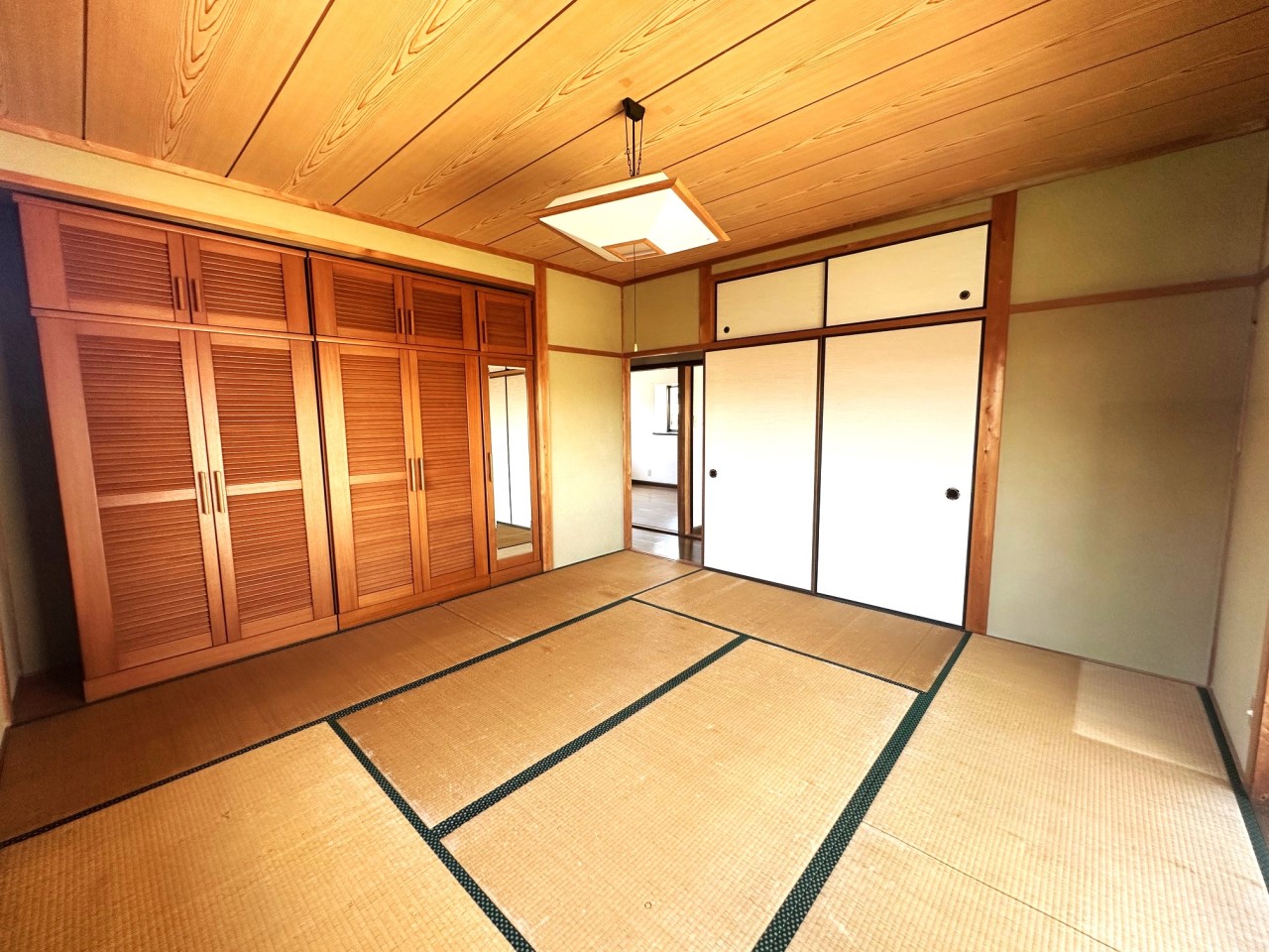 ２Fには3部屋あり。全居室6帖以上の広さがあります♪※リフォーム前の写真です。（2025.8月撮影）