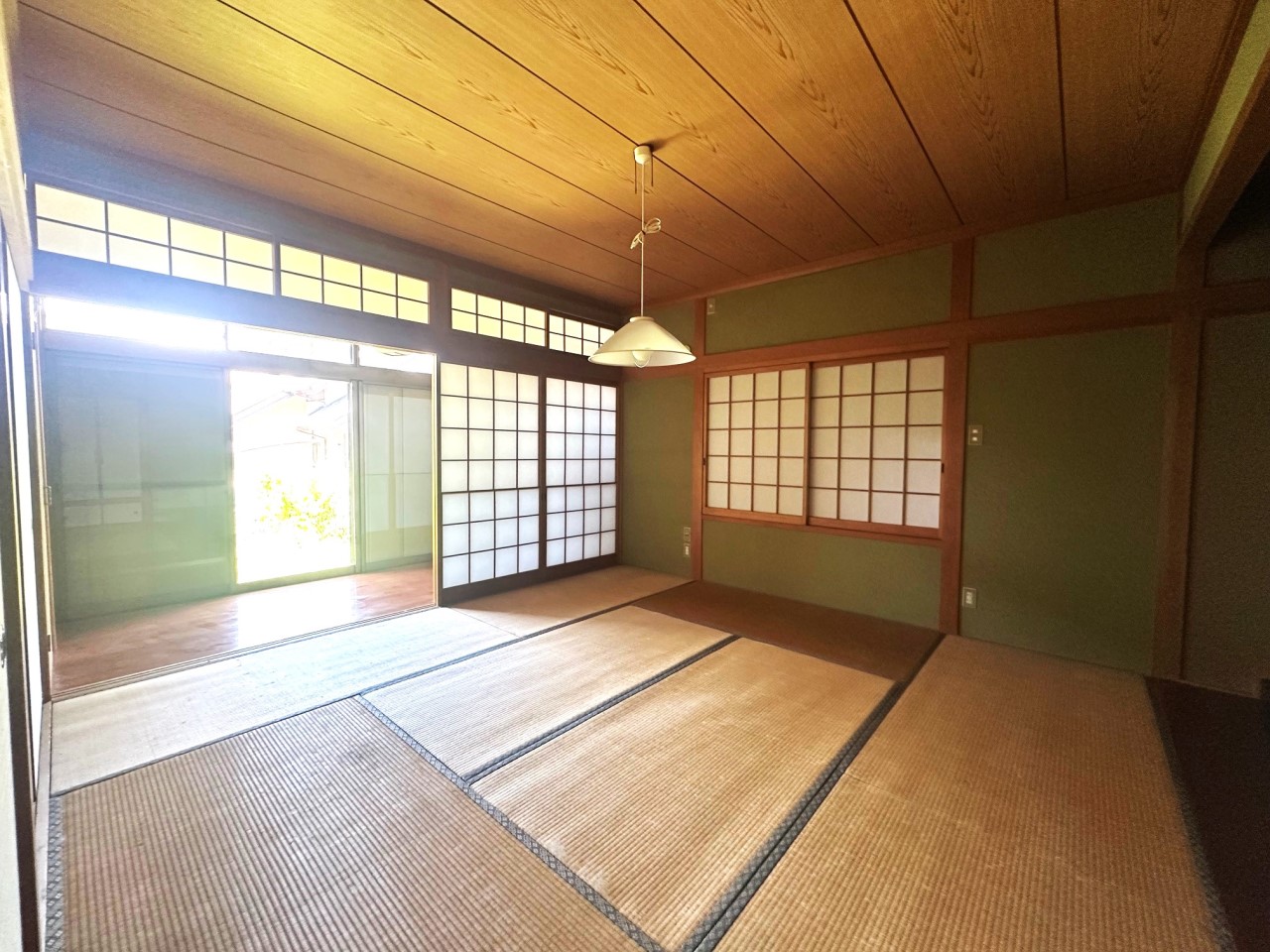 ゆったりと寛げる8.8帖の１F和室♪※リフォーム前の写真です。（2025.8月撮影）