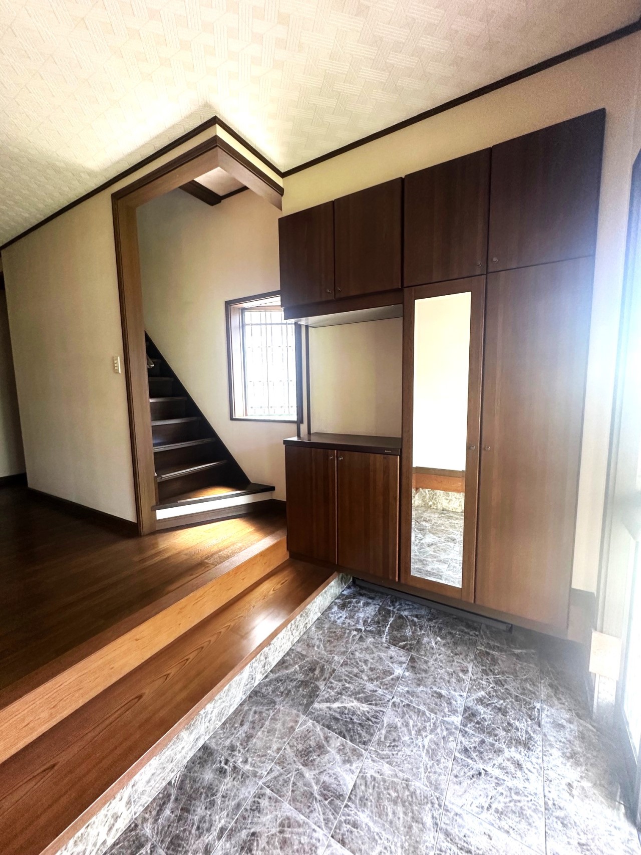 開放感のある玄関ホールが目をひきます♪※リフォーム前の写真です。（2025.8月撮影）