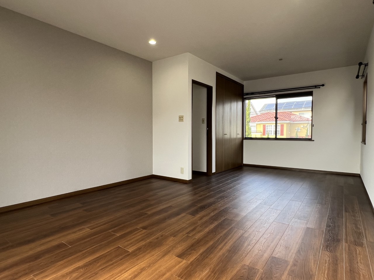 ※リフォーム済（2026年1月撮影）２Fの12.5帖の洋室！窓が4箇所にあるからお部屋が明るい♪