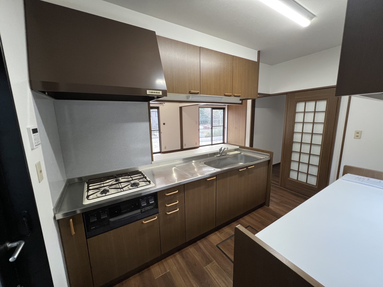 ※リフォーム済（2026年1月撮影）キッチンには勝手口も付いているのでゴミ捨てなども便利です！