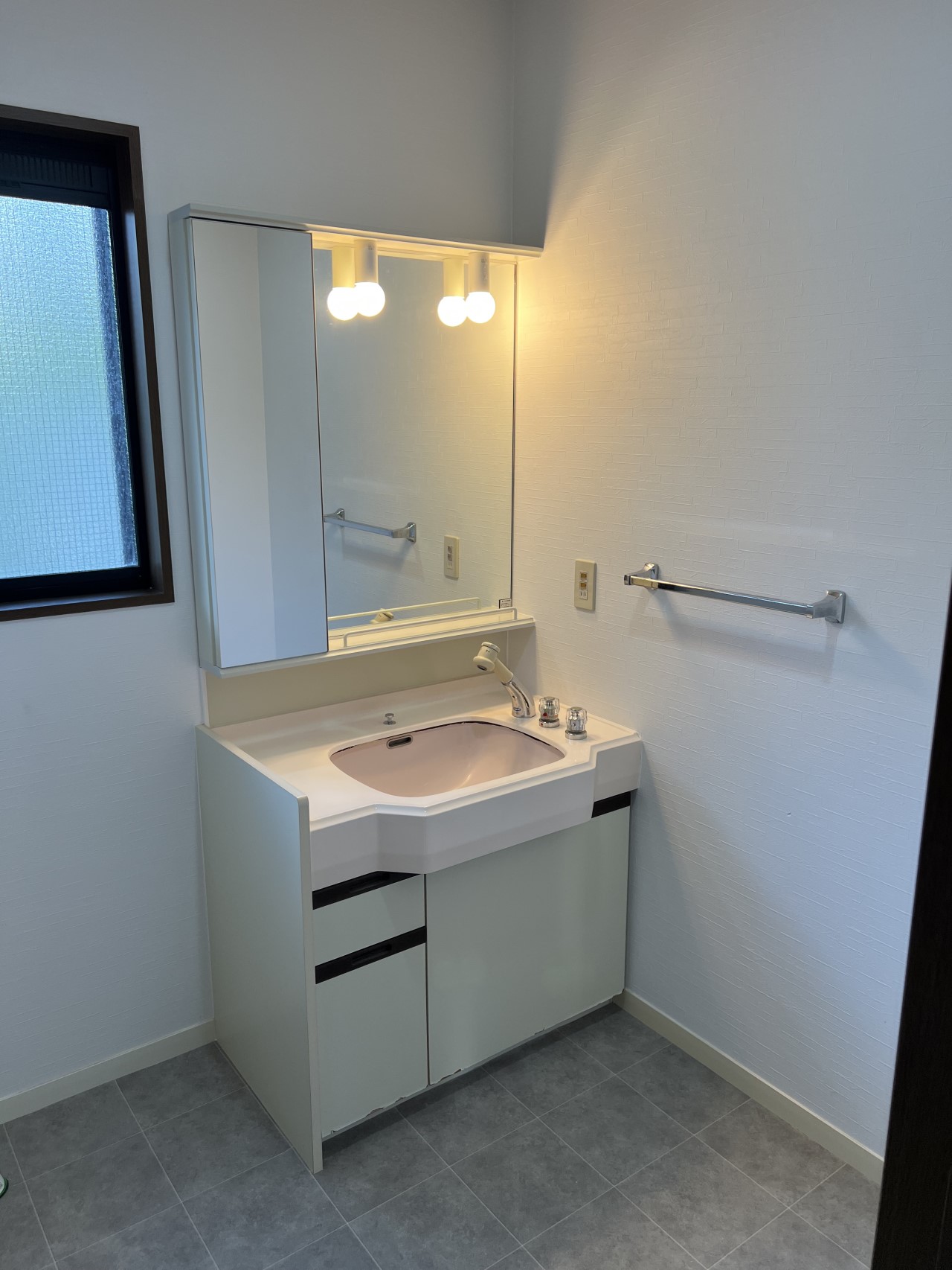 ※リフォーム済（2026年1月撮影）大きな鏡で使いやすい洗面台♪