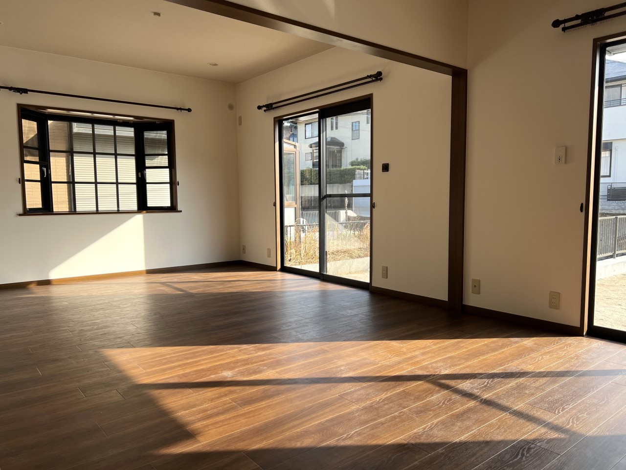 ※リフォーム済（2026年1月撮影）大きなな窓からたっぷりの光が差し込みます♪