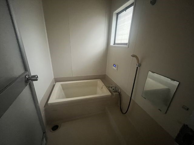 【浴室】レトロな趣を残しつつ、清潔感と懐かしさが調和した浴室です※2025年12月撮影