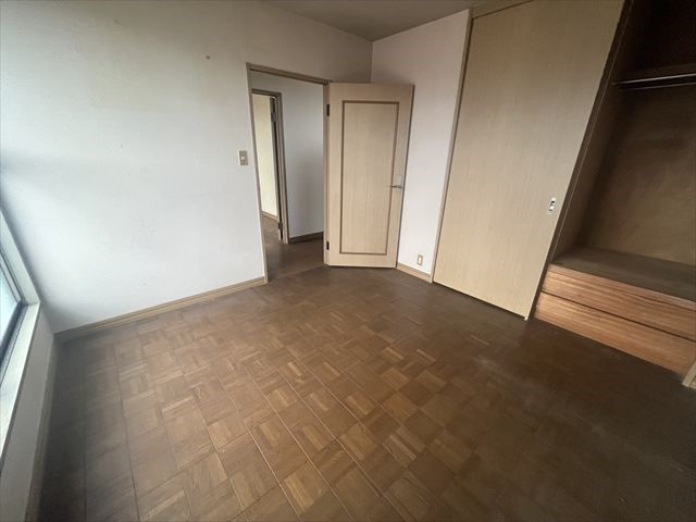 【洋室】ベランダに直結している明るいクローゼット付き洋室です♪※2025年12月撮影