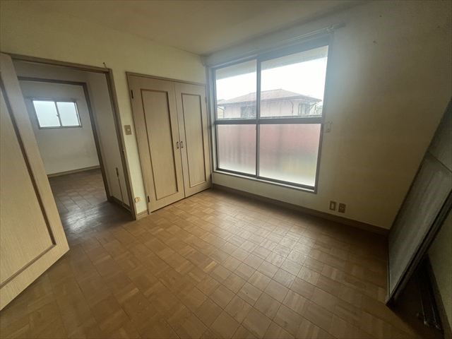 【洋室】日差しに包まれる心地よい洋室。書斎や趣味部屋にも最適※2025年12月撮影