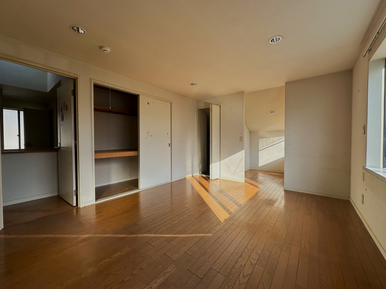 【2F9帖洋室】※リフォーム前の写真です。（2026年2月）