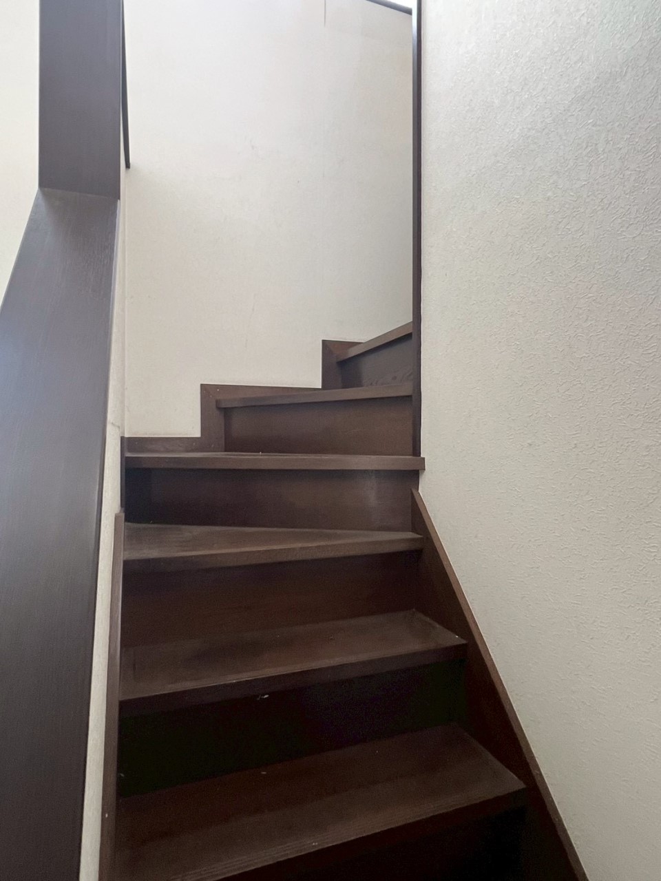 【階段】※リフォーム前の写真です。（2026年1月撮影）