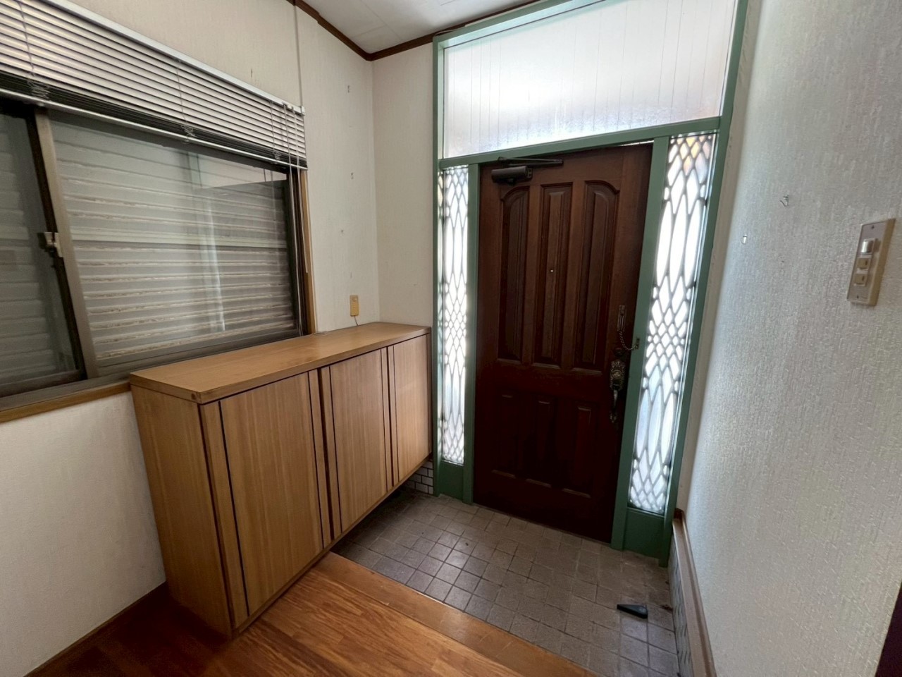 【玄関】下駄箱が付いているので家族分の靴をたっぷり収納できます♪（２０２６年２月撮影）