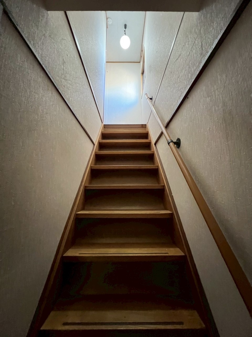 【階段】手すり付きの階段なので上り下りも安心です♪（２０２６年２月撮影）