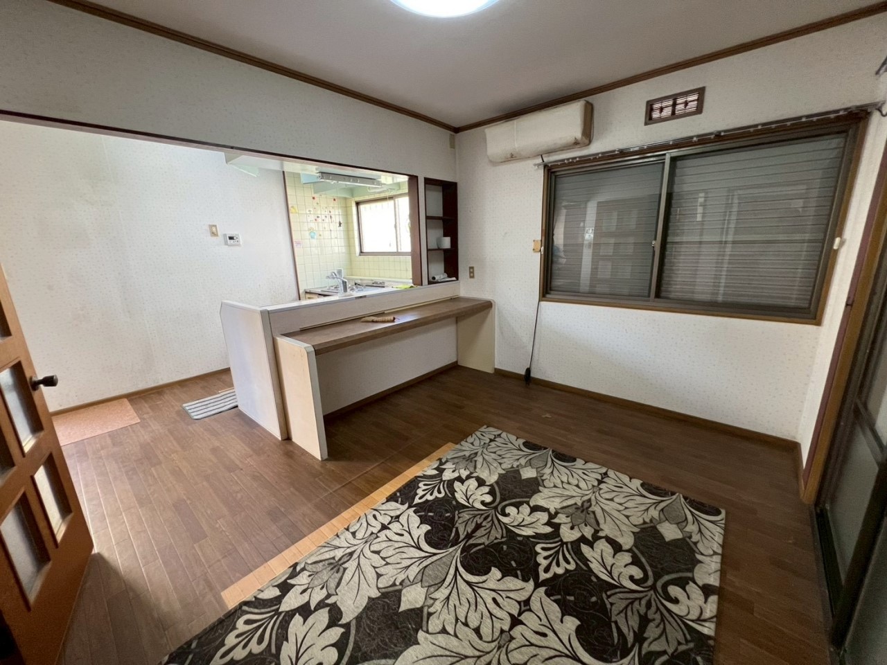 【居間】備え付けのカウンターで食事をすることもできます♪【（２０２６年２月撮影）