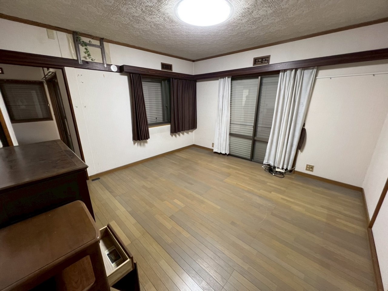 【１F洋室】広い空間なので大き目の家具を置いても充分な広さを保てます♪（２０２６年２月撮影）