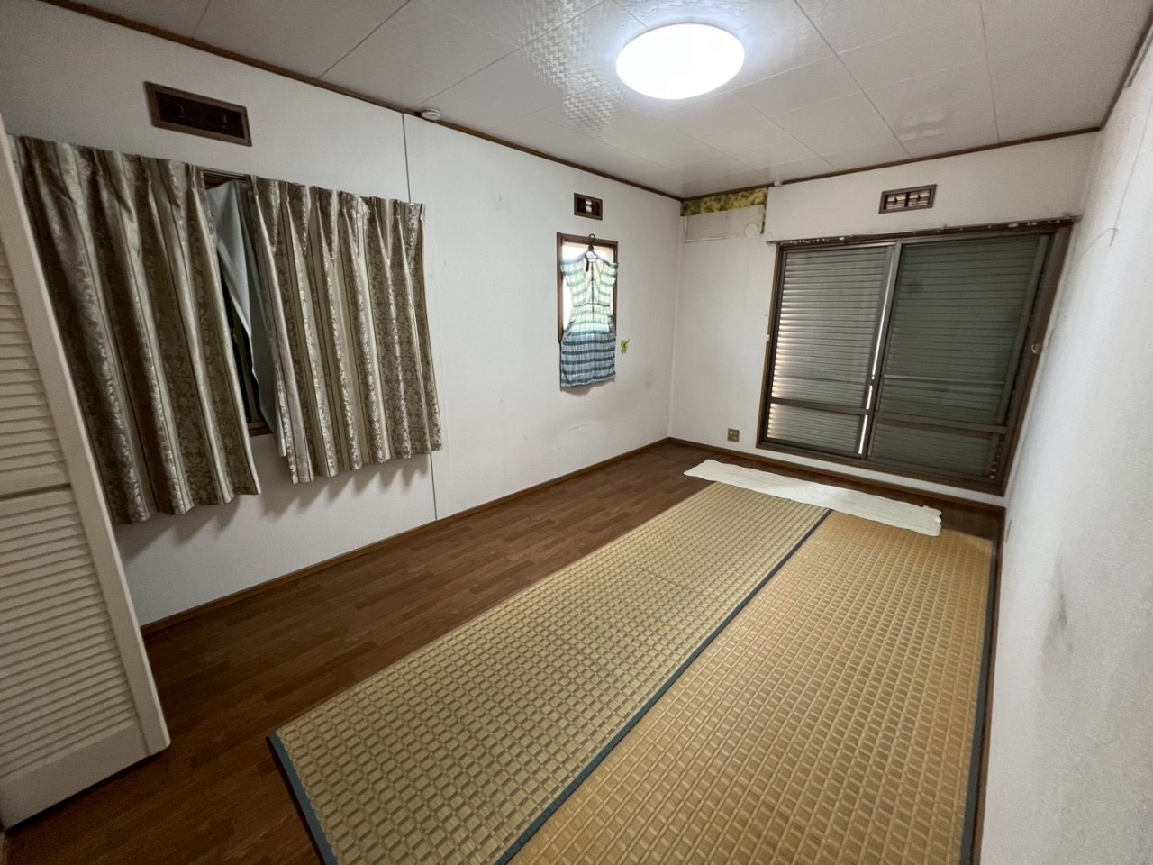 【2F洋室】各居室に収納が付いているのでお部屋を綺麗に保てます♪（２０２６年２月撮影）