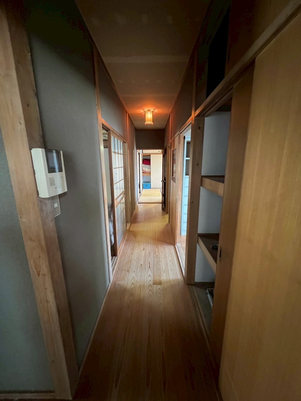 【廊下】※現況販売となります。（2026.4月撮影）収納たっぷりなので家中スッキリ保てます♪