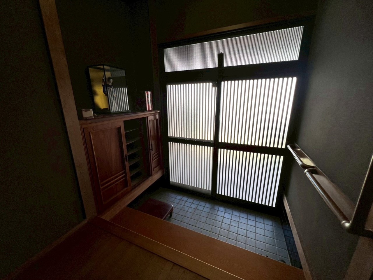 【玄関】※現況販売となります。（2026.4月撮影）手すり付きで安心の玄関♪下駄箱付きです♪