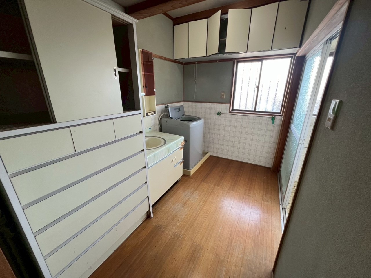 【洗面脱衣室】※現況販売となります。（2026.4月撮影）広いスペースなので着替えもラクラク♪