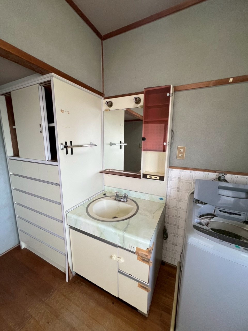 【洗面脱衣室】※現況販売となります。（2026.4月撮影）大きな鏡付きの洗面台♪