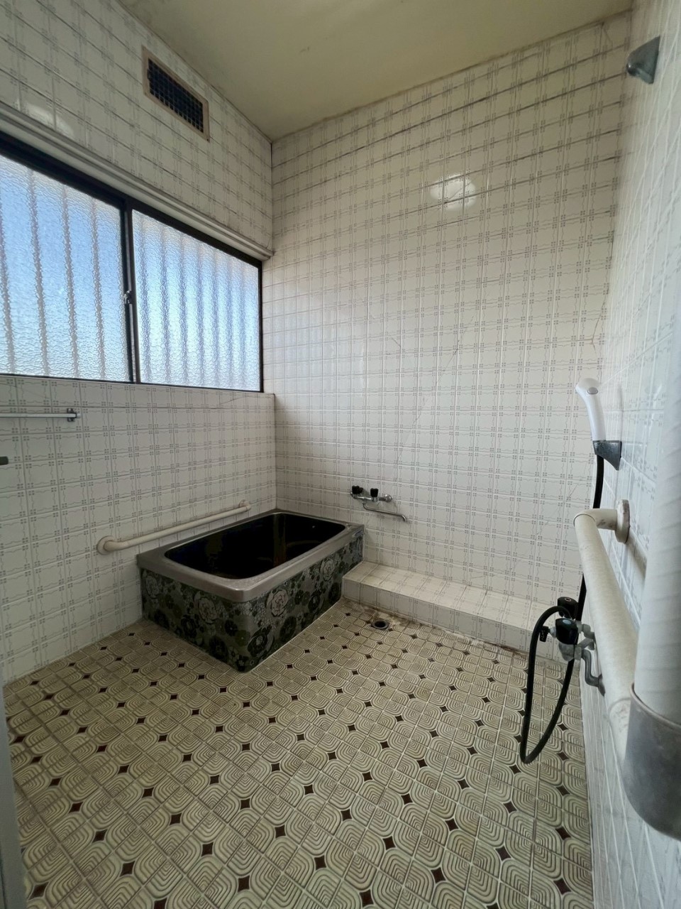 【浴室】※現況販売となります。（2026.4月撮影）広々としたバスルーム♪大きな窓があるので換気もスムーズ♪