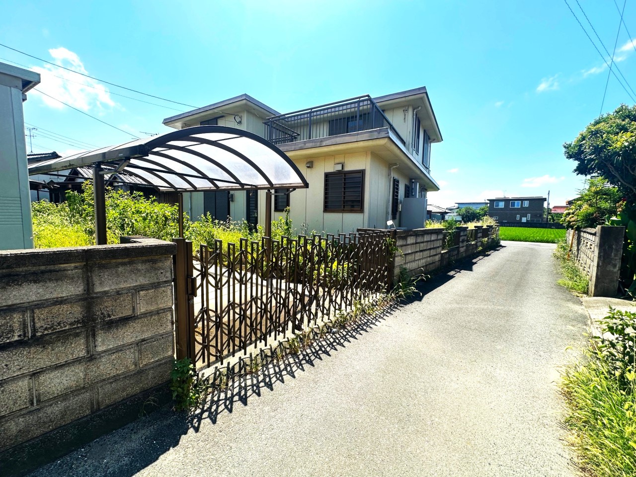 ■駐車しやすい前面道路（2025.8月撮影）※リフォーム前の写真です。
