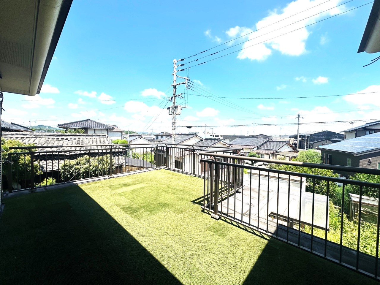 ■お子様やワンちゃんが走り回れる広々としたお庭付♪（2025.8月撮影）※リフォーム前の写真です。