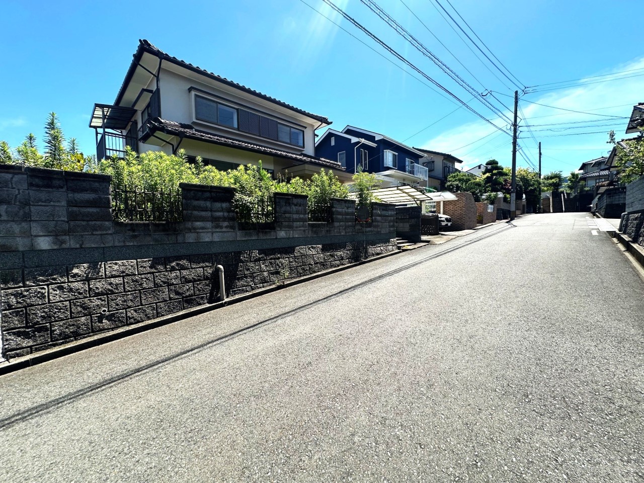 前面６ｍで駐車もラクラク♪※リフォーム前の写真です。（2025.8月撮影）