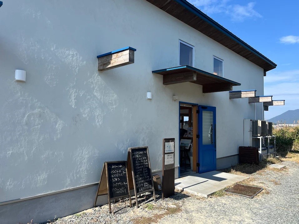 ビーチマンズカフェ綾羅木(400m)-