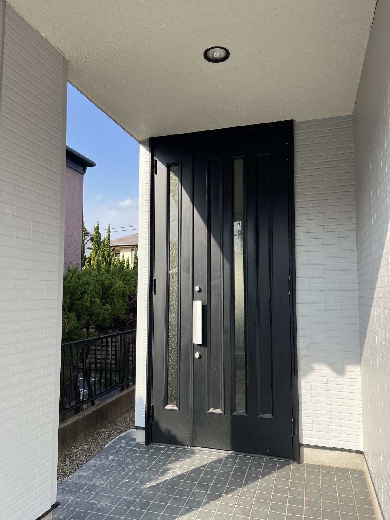 ※リフォーム済（2026年1月撮影）玄関は屋根が付いているので置き配も安心♪