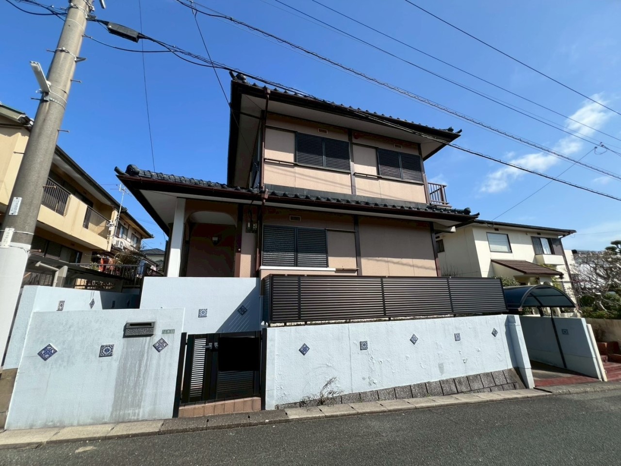 【外観】前面道路の車通りが少ないので駐車も安心♪（２０２６年２月撮影）