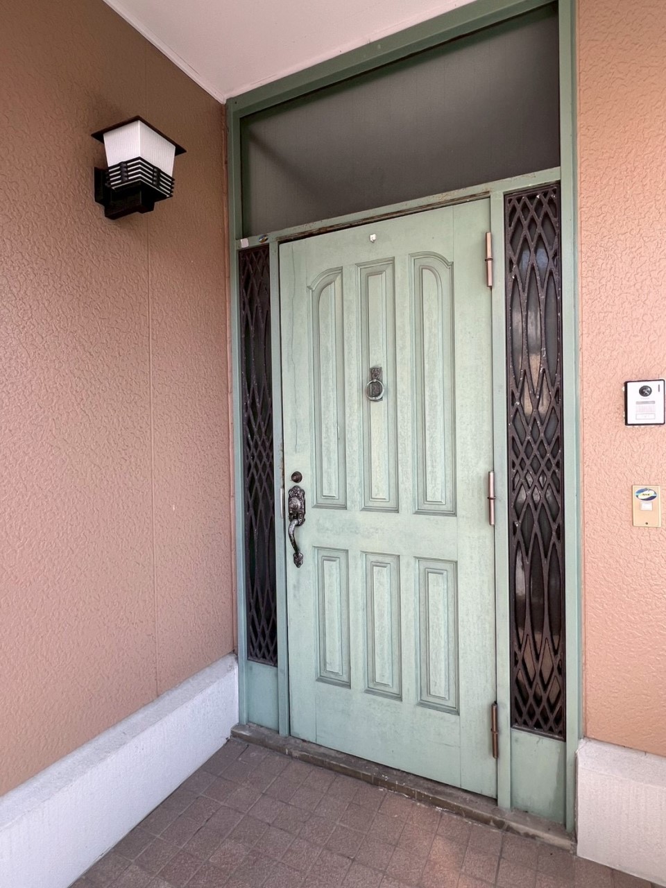 【玄関】ホワイトの可愛らしい色合いの玄関ドア♪（２０２６年２月撮影）