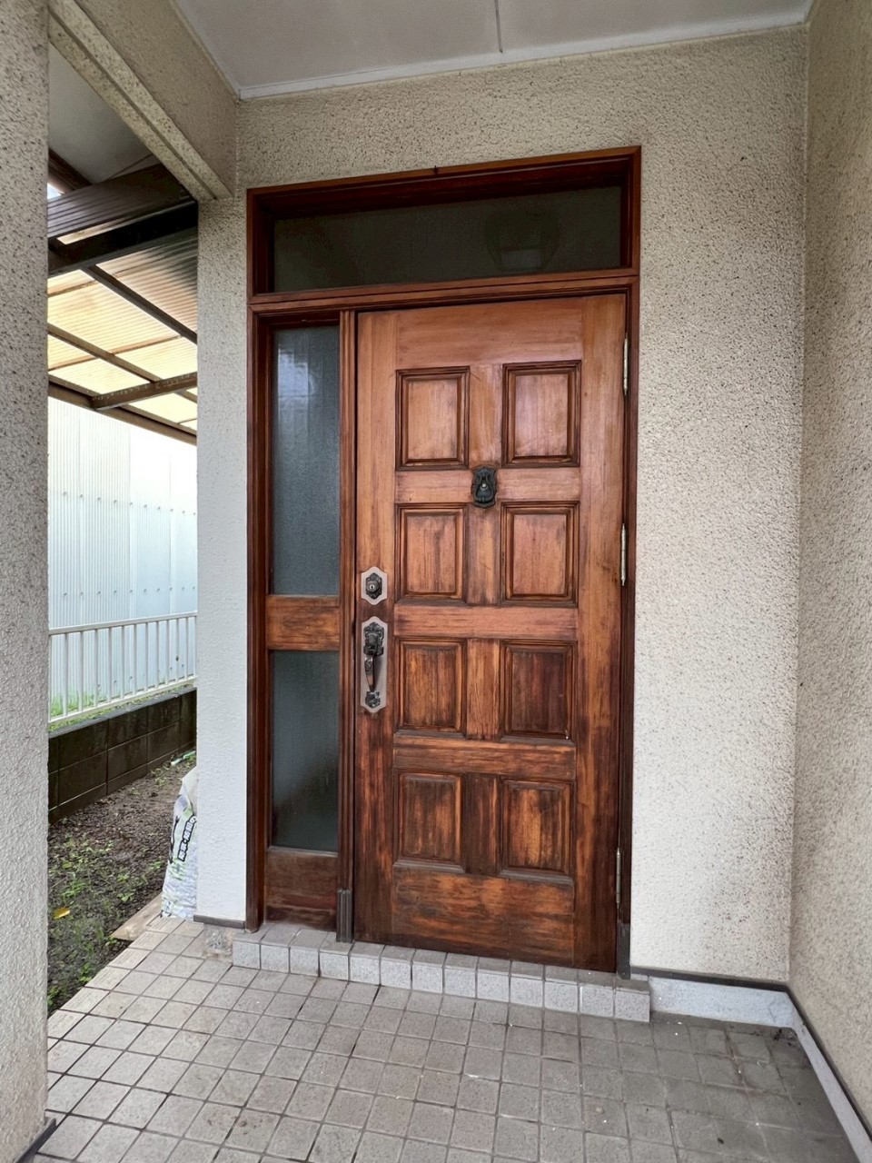 【玄関】※現況販売となります。（２０２６年４月撮影）玄関に屋根があるので置き配も安心です！
