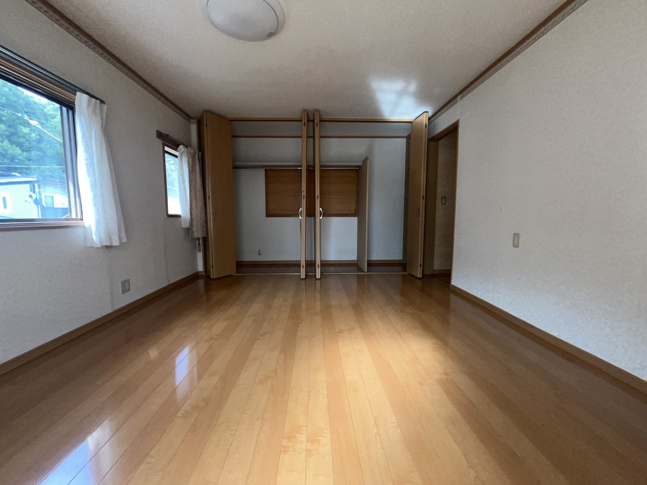 ＊2階洋室（約10帖）｜大容量のクローゼット付でお部屋もすっきり片付きます。