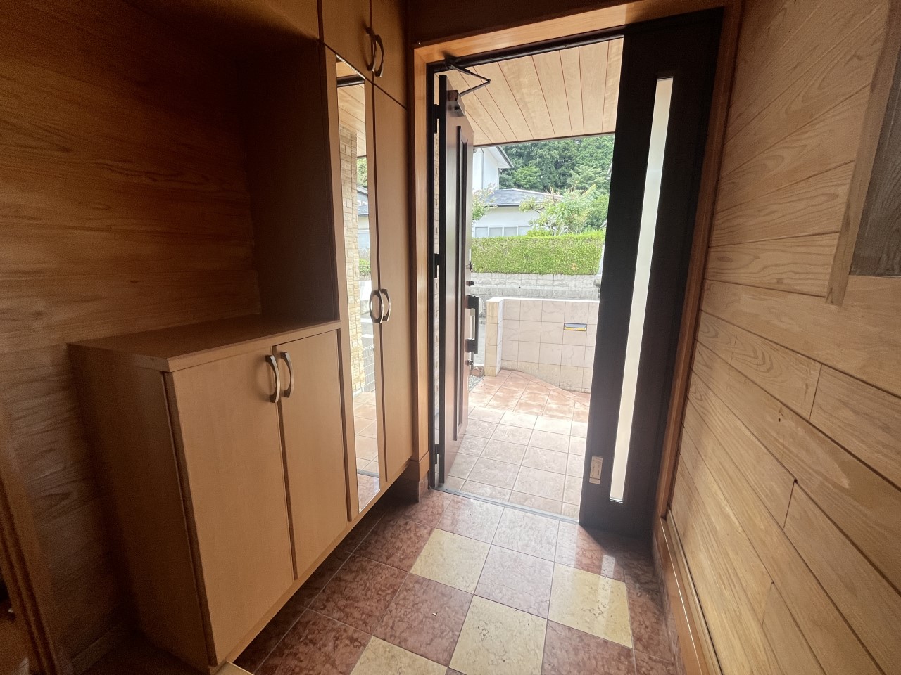 ＊玄関｜玄関リフォーム履歴のある物件のため、比較的新しくカントリー風な印象の玄関室内です。